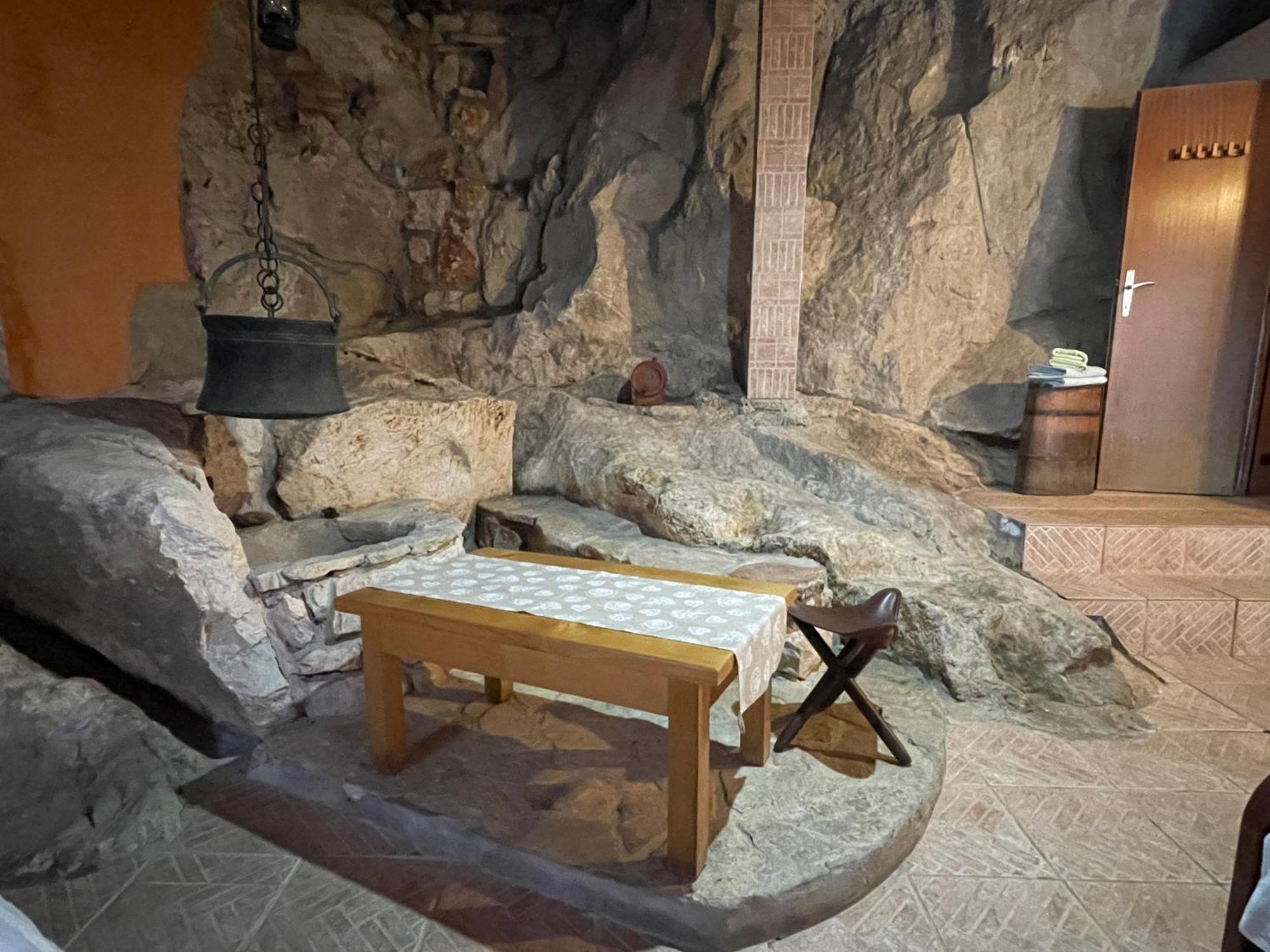Cave Apartment เวียร์ปาซาร์ ภายนอก รูปภาพ